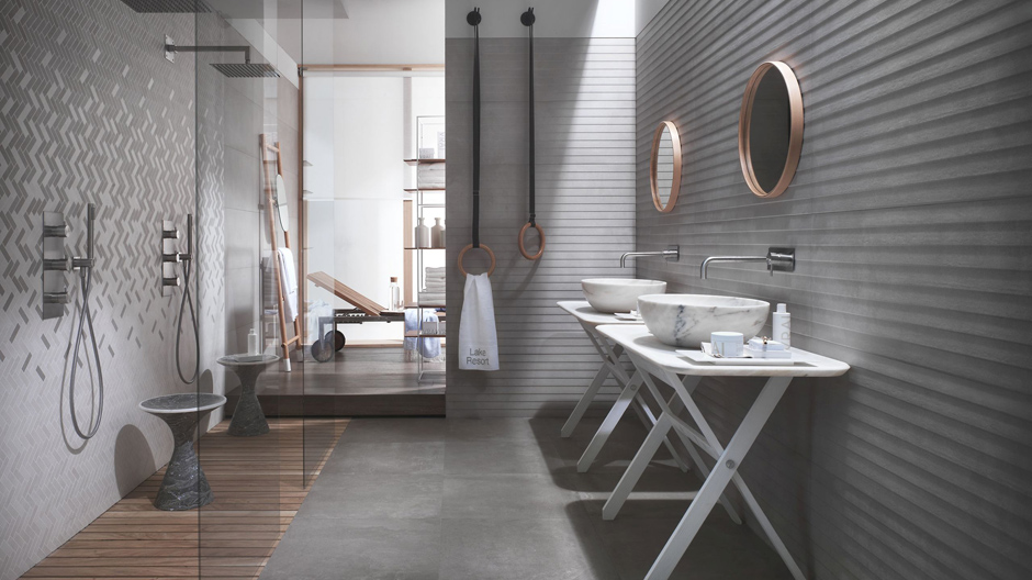 Die sehr sinnlichen 3D-Reliefs von Ragno lassen das Badezimmer ausgesprochen architektonisch wirken.