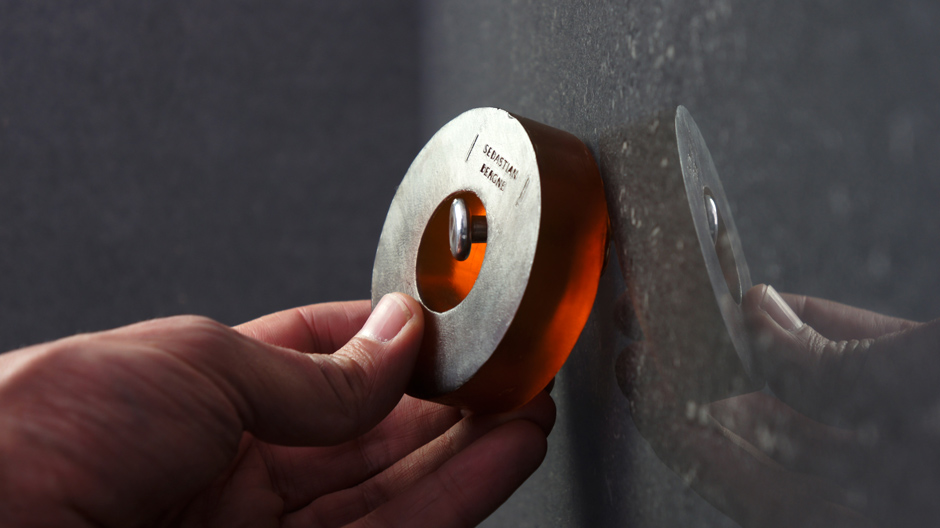 Loch statt Kordel: dekorative Badeseife von Sebastian Bergne.