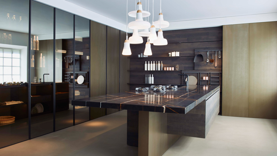 Naturstein, Eiche, Messing: Mit dieser Küche zeigt Key Cucine, dass hochwertig nicht gleich protzig ist
