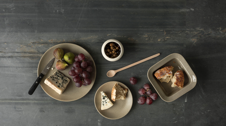 Handmade speisen: Rig-Tig zeigt in Paris neue Teile einer rustikalen Keramikkollektion.