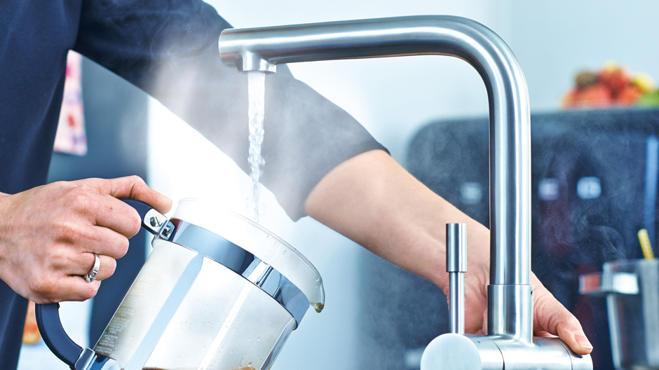 Franke lanciert eine Multifunktionsarmatur, mit der man ruckzuck heißes Wasser aufgießen kann.