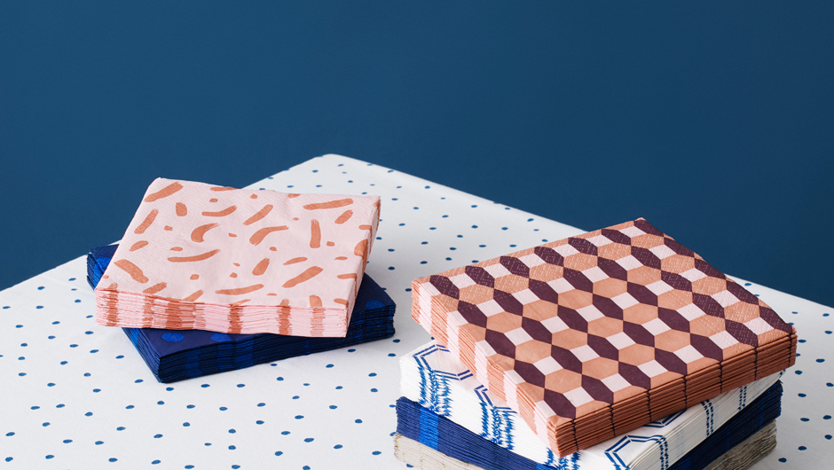 Wilde Esskultur: Normann Copenhagen bringt Farben und Muster in seine neue Tischtextilkollektion.