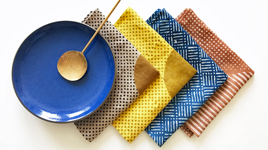 Ethno reloaded: Die Leinenservietten von Block Shop Textiles werden von indischen Handwerkern mit wunderbaren Dekoren bedruckt.