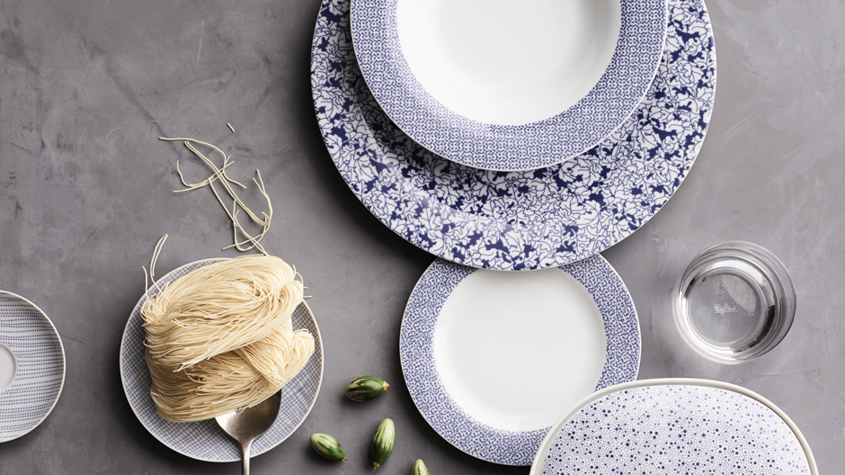 Rosenthal lanciert einen blauen Dekor und versieht damit Jasper Morrisons Porzellanklassiker mit einem Schuss Japan
