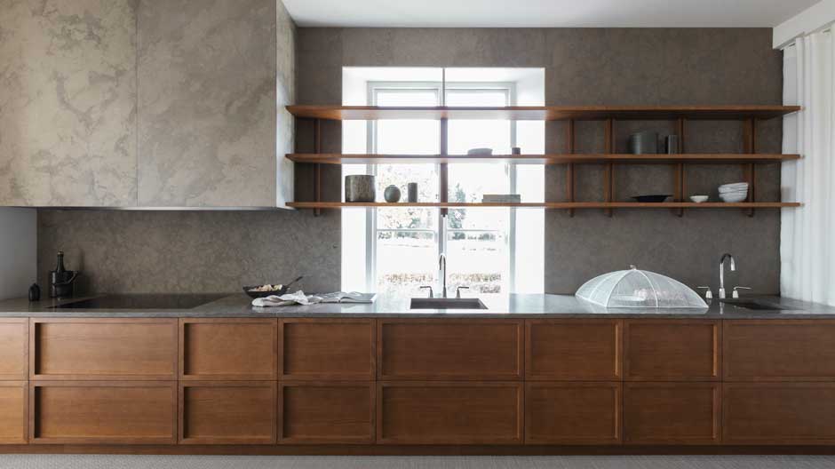 Fashion meets Kitchen: Der schwedische Küchenhersteller stellt eine Küche aus Massivholz und Naturstein vor