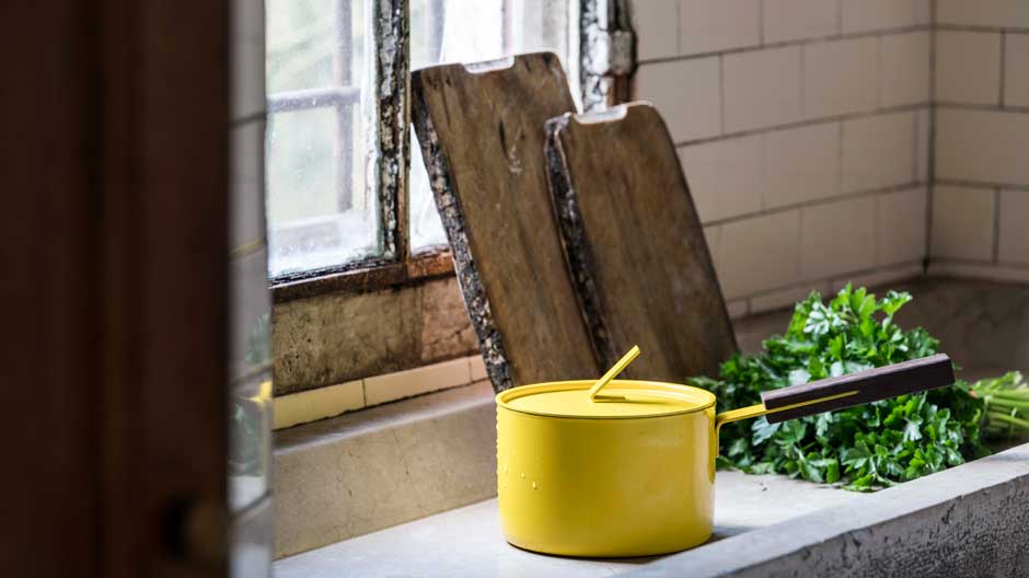 Knallgelber Kochtopf von Lara Caffi für KnIndustrie.