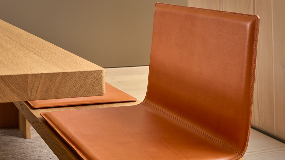 Ein Sitz aus Leder für die Eichenholzbank