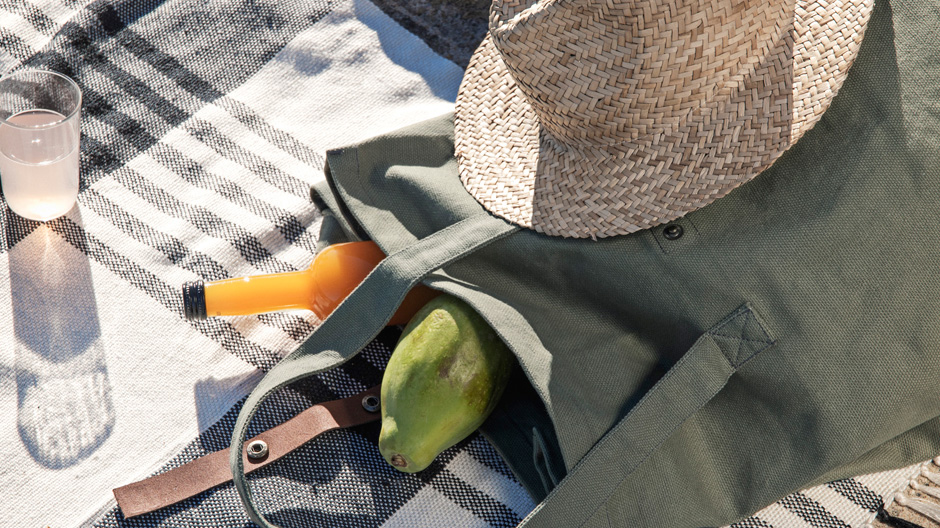 Lässiger Sommer-Look: Picknickdecke von Juna aus recyceltem Kunststoff.
