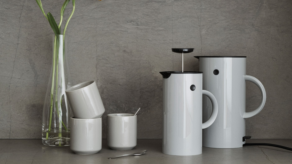 Stelton lanciert seinen Isolierkannen-Klassiker von Erik Magnussen als elektrischen Wasserkocher.