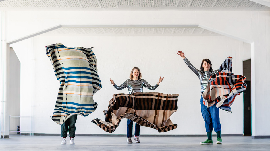 Das Londoner Designstudio Wallace Sewell interpretiert zum Bauhaus-Jubiläum eine Decke von Gunta Stölzl.