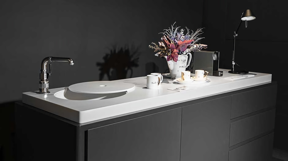 Schöner Kochen im Büro: Küchenmodul des serbischen Designbüros dsignedby.