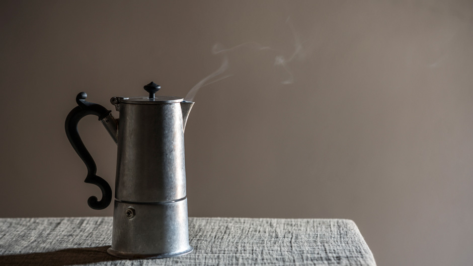Mit Schnörkel: Espressokocher von Laura Caffi für Label KnIndustrie.