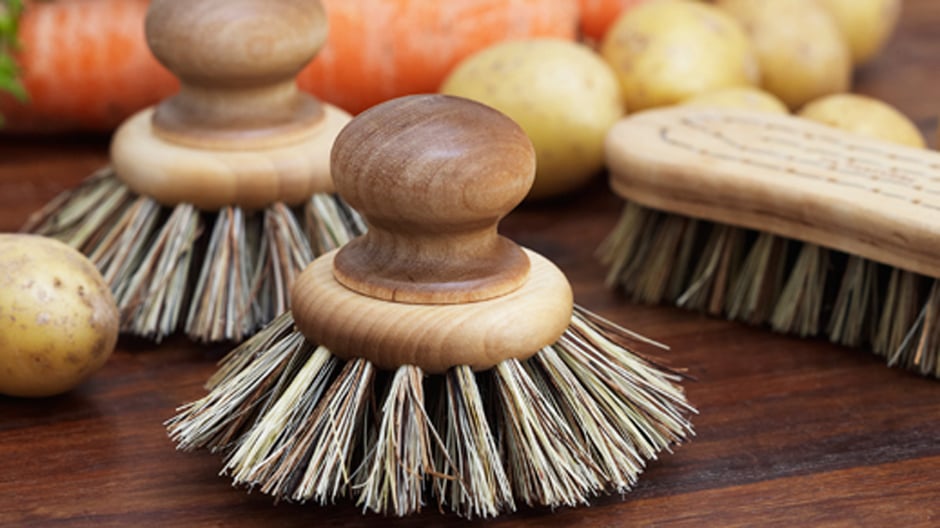 Schönheit für jeden Tag: handgefertigte Gemüsebürsten, Spülschwämme und Handfeger von Iris Hantverk.