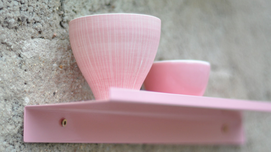 Das pulverbeschichtete Stahlregal vom Berliner Label Kolor ist ein Alleskönner