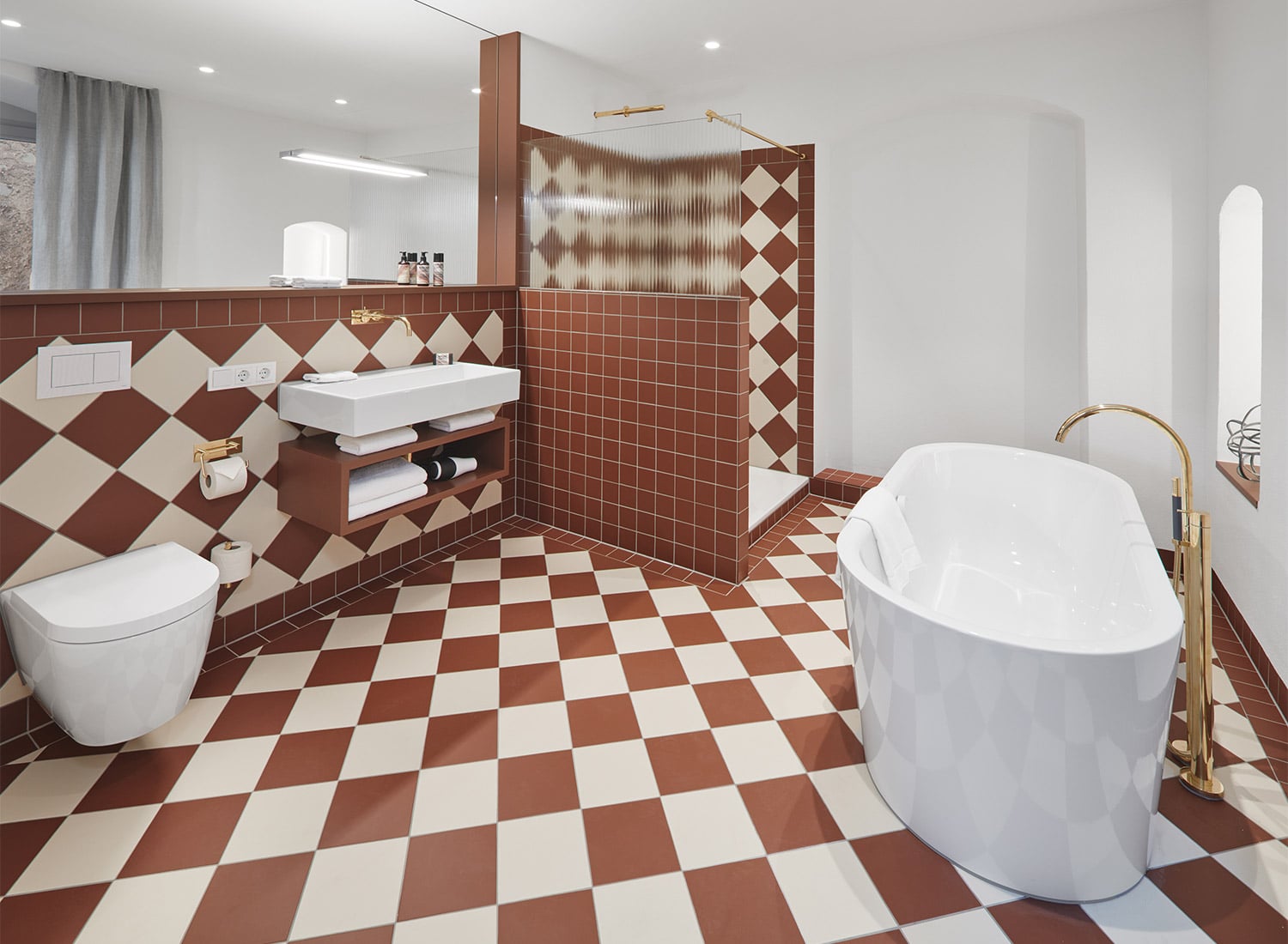 Frei stehende Wannenfüll- und Brausearmatur von Vola