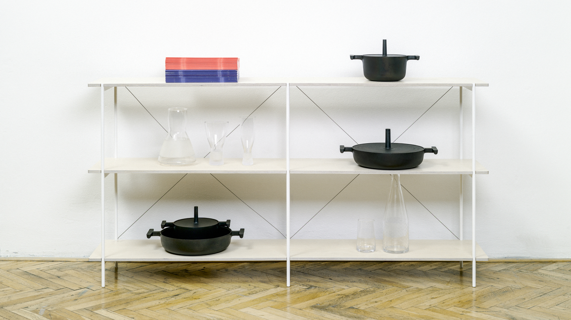 Schön gradlinig: Tomáš Vargas Regal für Master & Master ist ein Ordnungshüter, dessen Reiz im Detail liegt.