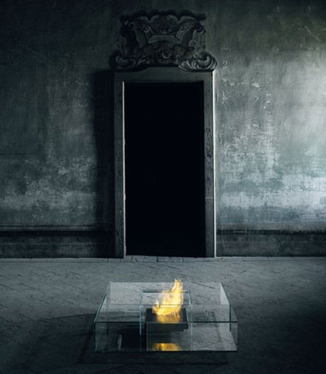 Vase, Aquarium, Feuerstelle: der Couchtisch als Bühne der Jahreszeiten.