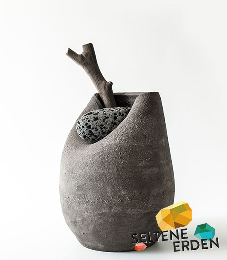 Expressive Vasen im formschlüssigen Verbund aus Ton und Stein.