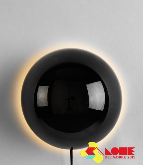 Mit dieser Wandleuchte von Designer Philippe Malouin kann man ganze Himmelskörper bewegen.