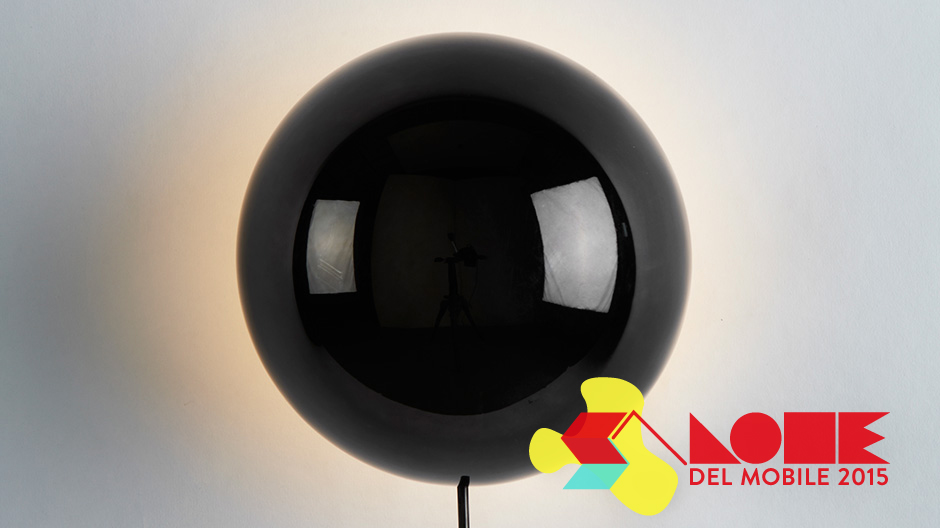 Mit dieser Wandleuchte von Designer Philippe Malouin kann man ganze Himmelskörper bewegen.