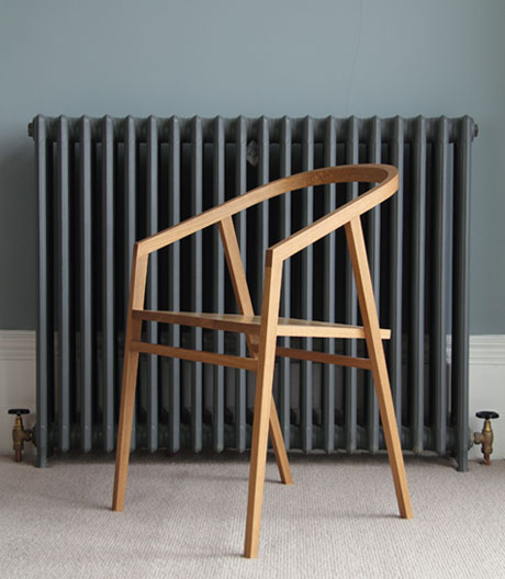 Klare Eleganz: ein handgefertigter Stuhl der englischen Möbelmanufaktur Young & Norgate.