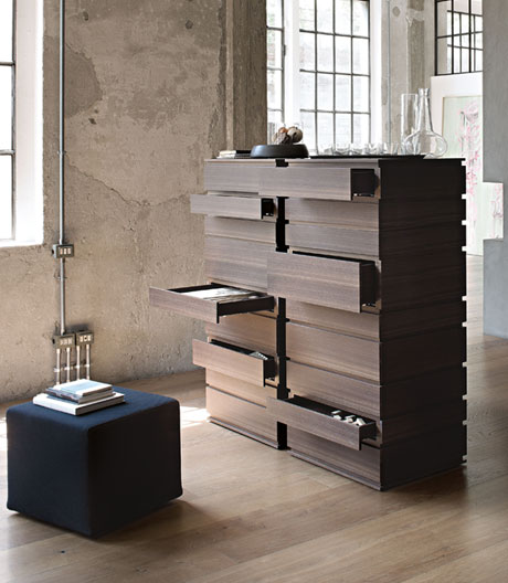 Neun Schübe für sieben Sachen: ein Schrank des italienischen Designers Alessandro Dubini
