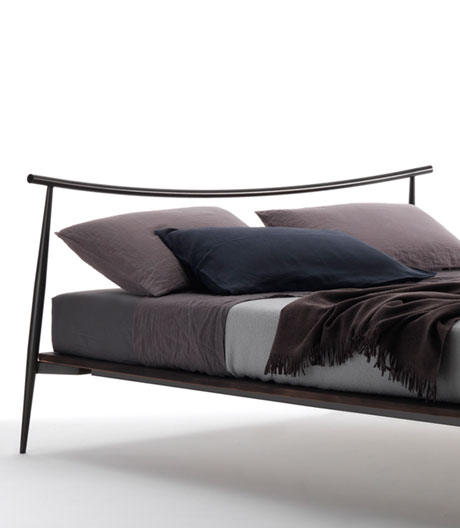 Das neue Bett von Ferruccio Laviani für Lema bringt Schwung ins Schlafzimmer.