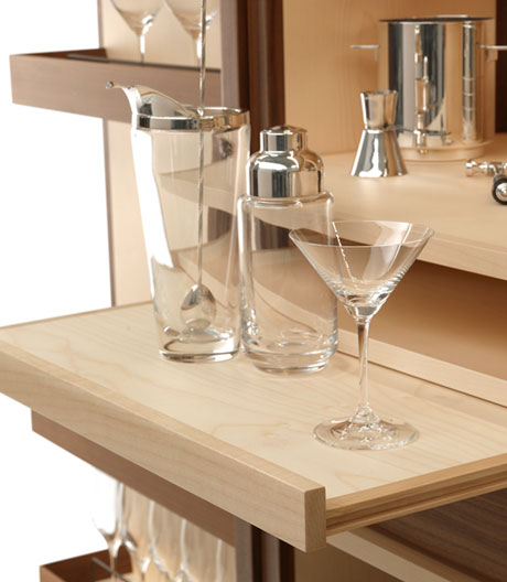 Aus dem Blick und doch im Griff: Die Hausbar des toskanischen Designers Roberto Lazzeroni.