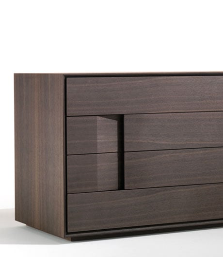 Wenn Griffe täuschen: Wie dieser Schrank seine wuchtige Erscheinung überwindet
 