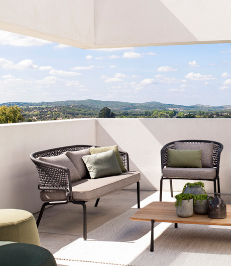 Stahl trifft Flechtwerk: Ein flexibel einsetzbarer Garten- und Terrassensessel des italienischen Designers Piergiorgio Cazzaniga