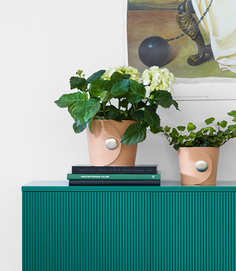 Frisch von der Stockholmer Möbelmesse: Ein Sideboard mit einer fein gefrästen Oberfläche