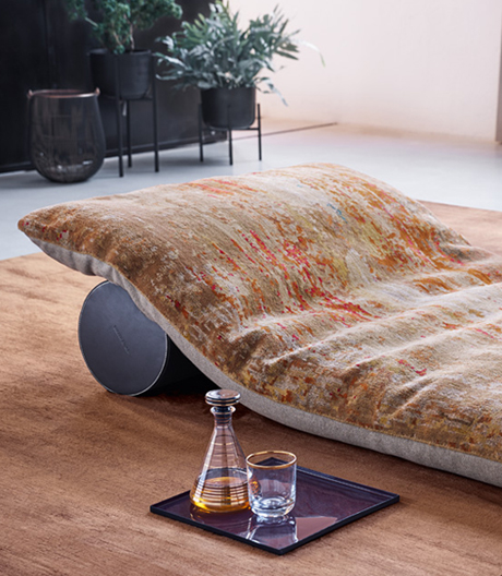 Diese Oversize-Kissen von Walter Knoll knüpfen an jahrhundertealte Sitzkultur in Bodennähe an
