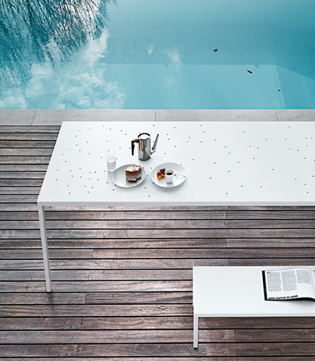 Leichtigkeit und Strenge: Diese Tischkollektion setzt auf eine klare, puristische Erscheinung