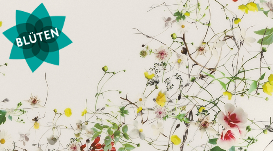 Surreale Gartenpracht: Einen Blumenreigen wie ein wilder Strauß auf Porzellan