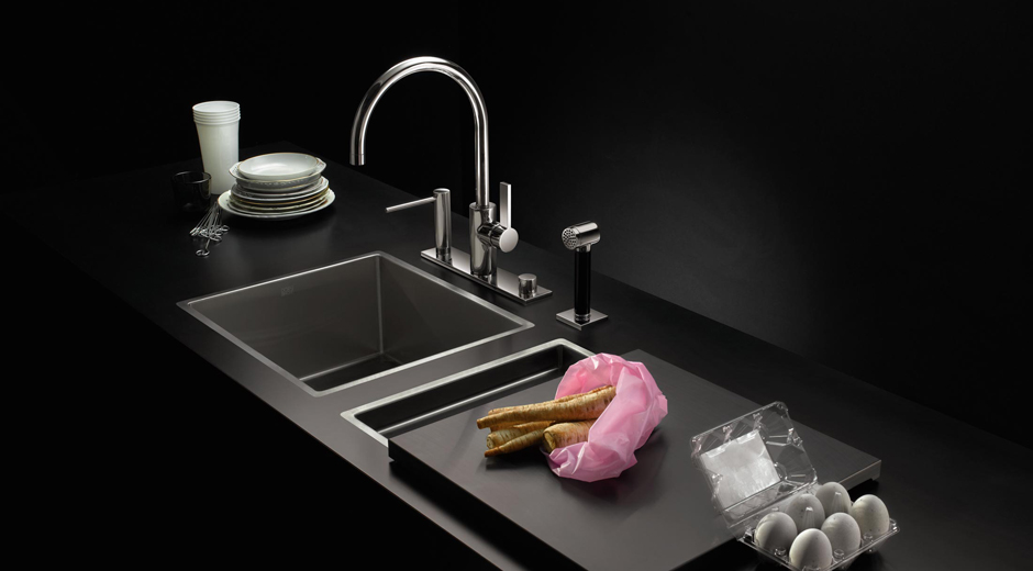 Schneidbretter von Dornbracht, die sich passgenau in die Waschbecken des Herstellers einlegen lassen