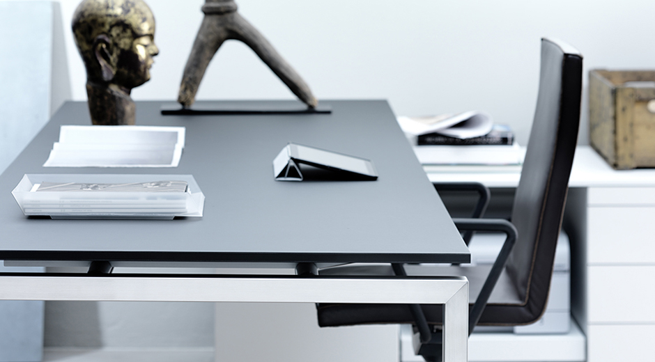 Der neue Tisch von planmöbel ist ein Systemmöbel, das universell einsetzbar ist – egal ob im Einzel- oder Großraumbüro