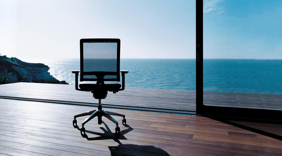 Sitzen, stehen, liegen. Mit dem Bürostuhl open mind kann in nahezu jeder Position gearbeitet werden