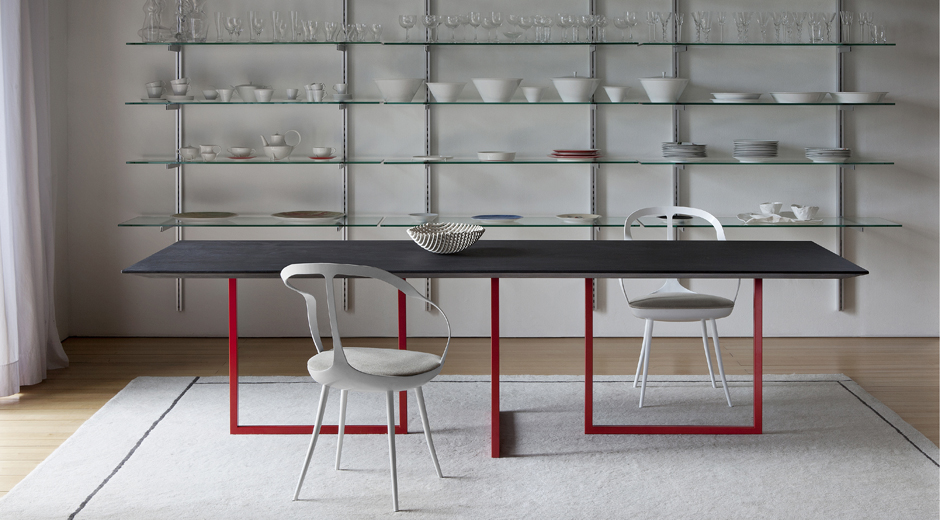 Ausbalanciertes Ungleichgewicht: ein graziler Tisch des Mailänder Architekturbüros Park Associati für Driade