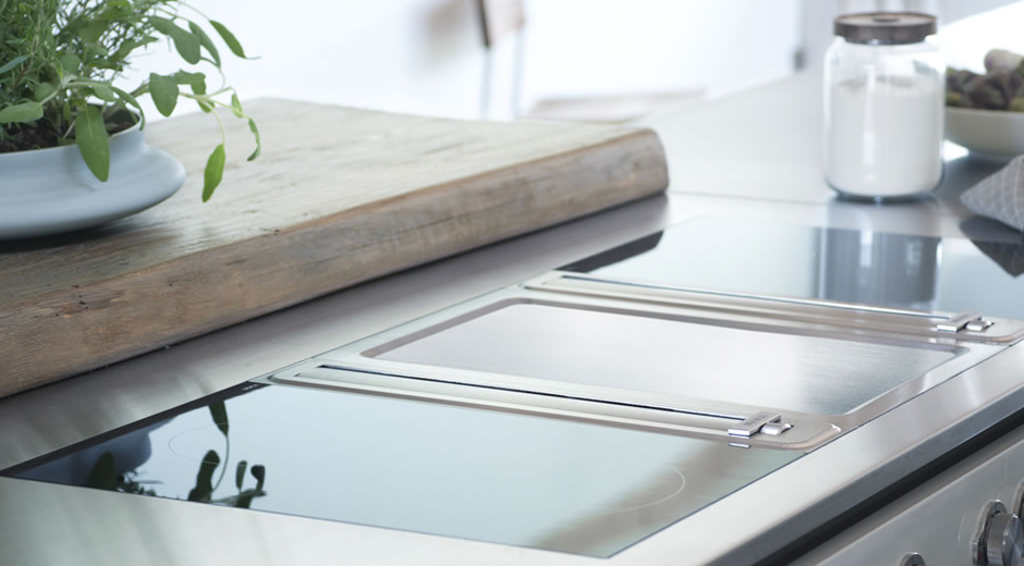 Steaks, Fisch, Gemüse & Co.: Flächenbündig mit der Arbeitsfläche verschmilzt der Tepan-Grill aus gebürstetem Edelstahl von Bora