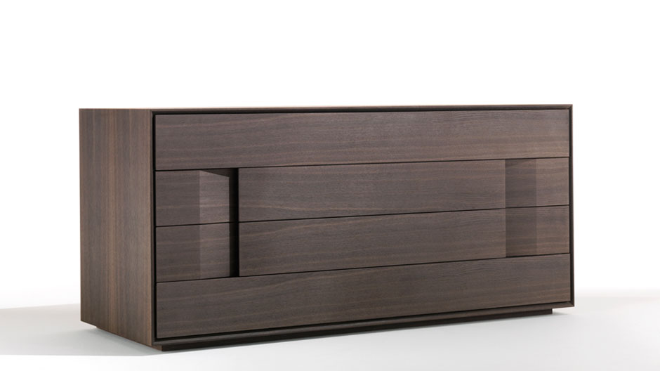 Wenn Griffe täuschen: Wie dieser Schrank seine wuchtige Erscheinung überwindet
 