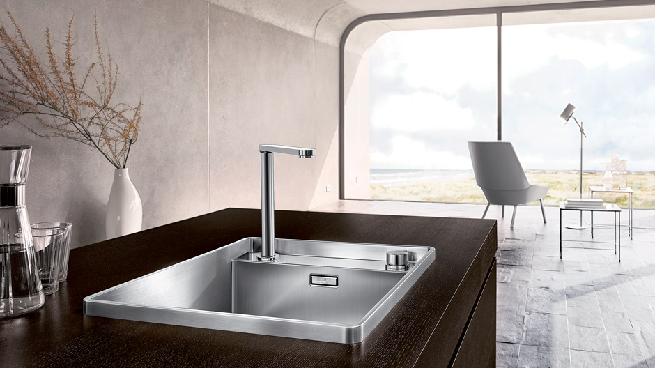 Charakteristisches Merkmal dieses handgefertigten Aufsatzbeckens aus Edelstahl ist der elegant geformte, erhabene Rahmen