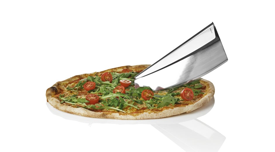 Noch ein Stück? Der dänische Hersteller Stelton präsentiert auf der ambiente 2013 in Frankfurt ein Pizzamesser aus Edelstahl