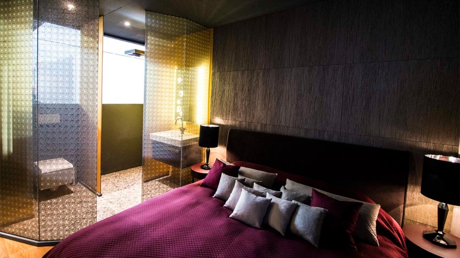 Nya Nordiska scheut keine Widersprüche und verbindet Glas mit Dekorationsstoffen