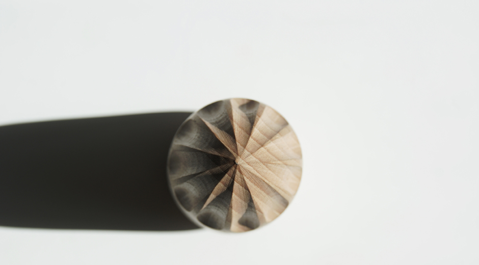 Eine formschöne Fruchtpresse aus Buchenholz hat das dänische Designbüro KiBiSi für den finnischen Hersteller Muuto entworfen