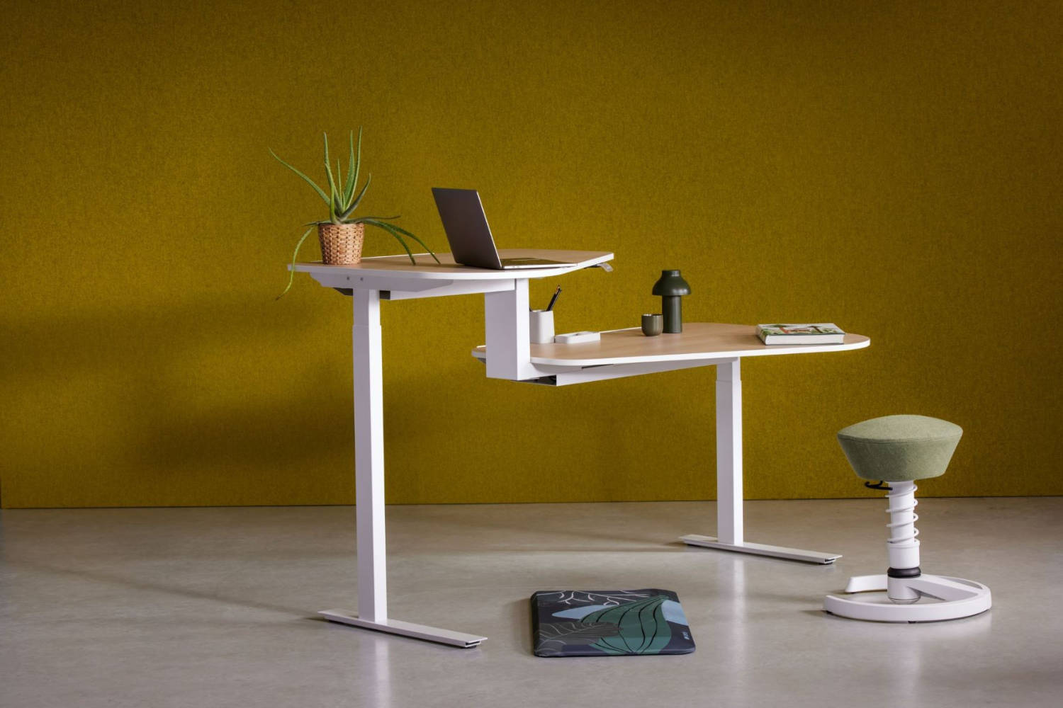 Doppelschreibtisch von Aeris mit zwei Arbeitsebenen und elektrischer Höhenverstellung