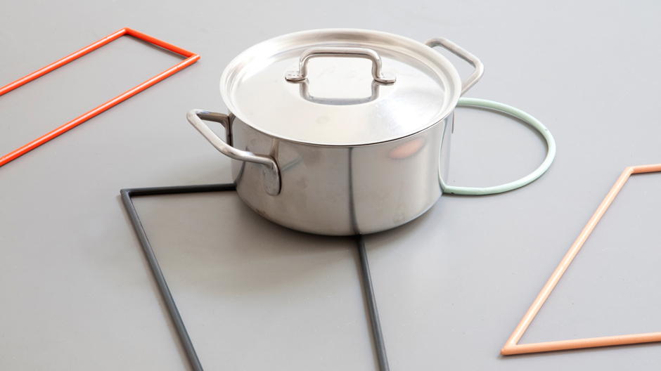 Diese Untersetzer von Muller van Severen für Valerie Objects können als dekoratives Ensemble an die Küchenwand gehängt werden.