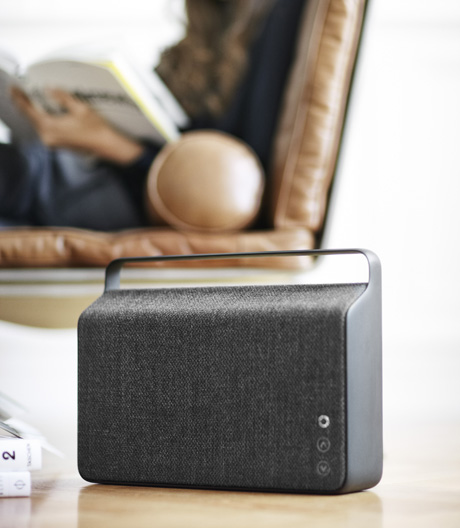 Ein Handtasche mit Alu-Griff? Dieser neue Lautsprecher verbirgt die Technik hinter Wollstoffen.