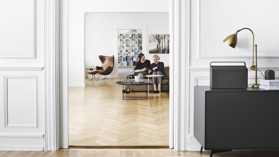 Ein Handtasche mit Alu-Griff? Dieser neue Lautsprecher verbirgt die Technik hinter Wollstoffen.