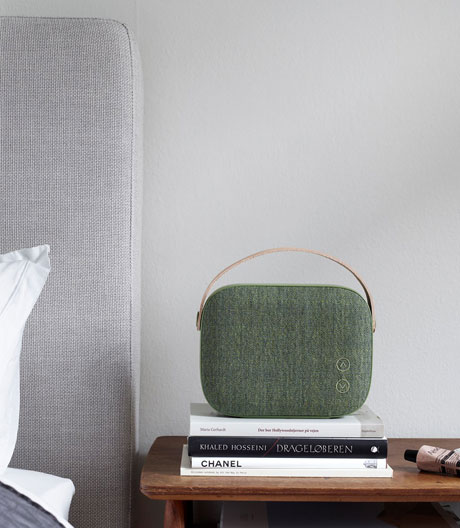 Ob im Park oder am Bett: Dieser tragbare Lautsprecher sieht immer gut aus.