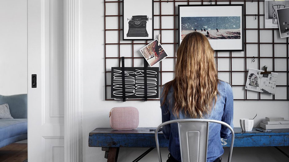 Ob im Park oder am Bett: Dieser tragbare Lautsprecher sieht immer gut aus.